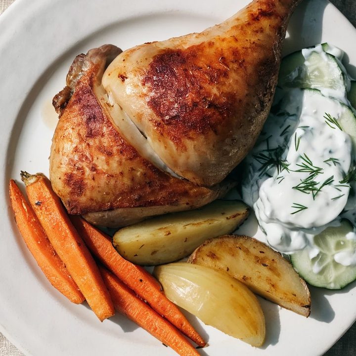 Pieczone udka z ziemniakami, marchewką i mizerią